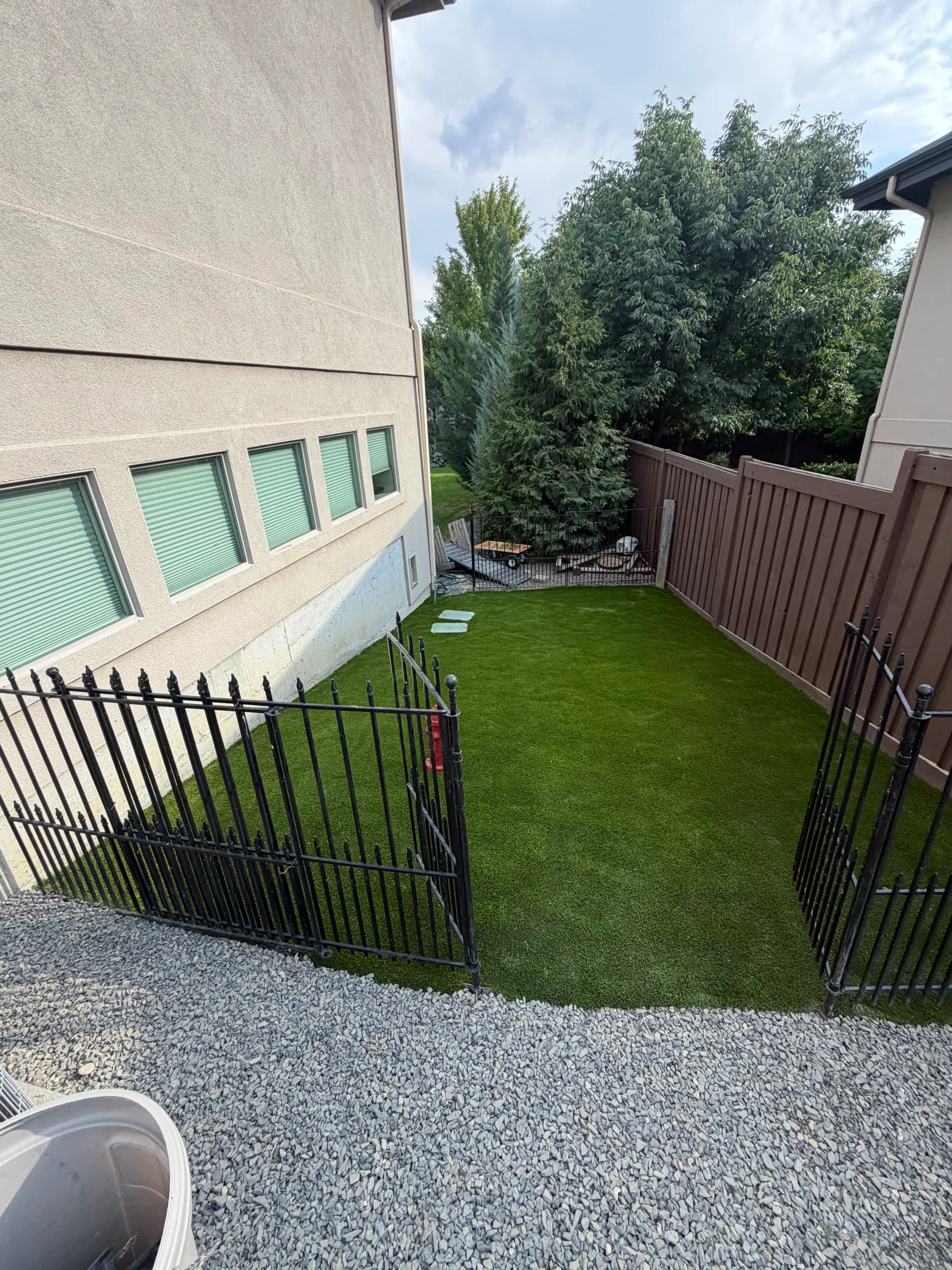 Gallery photos for Side Yard Dog Run Built for Low-Maintenance Pet Owners: Image #2