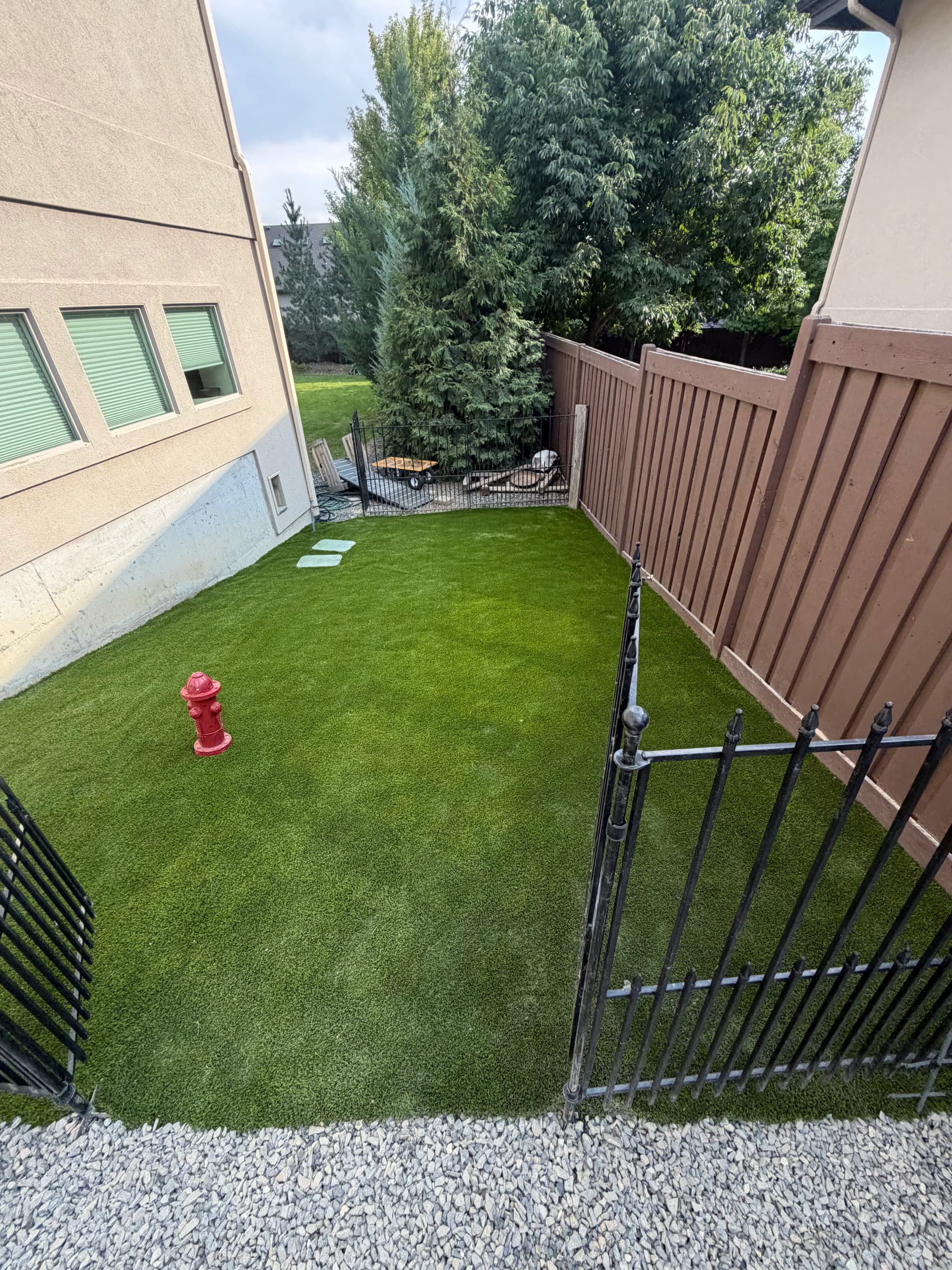 Gallery photos for Side Yard Dog Run Built for Low-Maintenance Pet Owners: Image #1